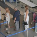 "Ovo je sjajno, za sat vremena smo na moru" Gužva od jutros na aerodromu u Lađevcima, počeli letovi za Tivat (foto/video)