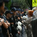BLOG UŽIVO Vozilo privatne bolnice nasilno probilo blokadu: Policija privela još dvoje studenata kod Pravnog, četvoro ljudi…