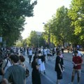 БЛОГ УЖИВО Возило приватне болнице насилно пробило блокаду: Полиција привела још двоје студената код Правног
