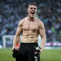 Najveća transfer saga je konačno završena: Sjajni napadač potpisao za Arsenal i uzeo kultni broj!