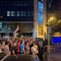 Sukobi na Novom Beogradu: Topovski udari, suzavac i prevrnuti kontejneri