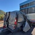 Horor na: Auto-putu u Italiji Vozač kombija se zakucao u kamion, od vozila ništa nije ostalo: Potresne scene na licu mesta