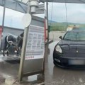 Pored "poršea" parkirali i njega, pa izazvali negodovanje! Viralni snimak pokazao neodgovorno ponašanje vlasnika, svi ovo…