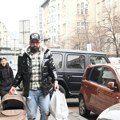 Saša Kapor došao po Nikolinu i sina u porodilište Pevač nosi nosiljku i stvari za mamu i bebu: "Uzbuđen sam i dalje"