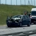 Jeziv udes na auto-putu kod Beške: Automobil uništen, rasuta srča, Hitna pomoć na terenu (video)