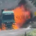 Šleper se pretvorio u buktinju na ulazu u Sivac: Izgoreo u sekundi, crni dim okovao put!
