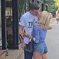 Jovana u miniću ljubi tigra nasred ulice U vrtoglavim štiklama razmenjuju nežnosti naočigled prolaznika: "Energija je sve"