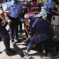 Policija suzavcem protiv antivladine Flamingo revolucije u Tirani