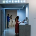 Otvorena grupna izložba „Letnja treperenja: Sunce se grohotom smeje“ u galeriji Novembar