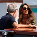 Amal Kluni zablistala u Veneciji: Svi su gledali u njeno smelo maslinastozeleno izdanje