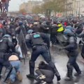 (Video) Stampedo 110.000 ljudi, a zatim scene brutalnog nasilja! Policija rasteruje demonstrante u Parizu, rekordan broj…