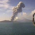 Indonežanski vulkan Anak Krakatau izbacuje pepeo i lavu