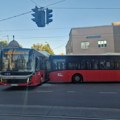 Ima povređenih u sudaru autobusa u centru Beograda Prebačeni na Urgentni centar, raskrsnica blokirana (foto/video)