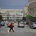 "Neko bi rekao - srpska posla" Svi gledaju u ovaj natpis u Čačku: Na trotoaru između dve kuće jasno napisana samo jedna…