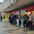 Sezona štandova u centru: Flajere delila koalicija Narodni pokret Srbije-Leskovac i Za Leskovac ZAJEDNO