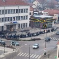 Velike gužve i čekanje u redu za vaučere ispred pošta u Leskovcu, većina građana tvrdi da je bilo “protekcije“