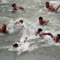 FOTO: Zaposleni u Agenciji za sprečavanje korupcije plivao za časni krst; BIRODI: Prekršili su Ustav