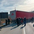 Raseljeni Srbi sa KiM blokirali put Niš‒Priština: Upozoravaju - Blizu je sukob sa nesagledivim posledicama (foto/video)