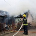 Gori kuća u Prokuplju: Žena istrčala, pas ostao unutra! Vatrogasci u borbi sa vatrom (foto)