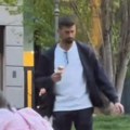 Đoković uhvaćen u Beogradu! Srpski teniser u najopuštenijem mogućem izdanju - liže sladoled i igra se sa decom…