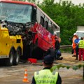 Silovit sudar autobusa i automobila kod Mladenovca: Poginuo vozač džipa, u Urgentni centar dovezeno 37 osoba