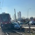 Voz naleteo na automobil Tri osobe izbegle najgori scenarijo i nalaze se u bolnici