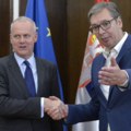 Vučić sa Rugeom: Neophodna koordinacija sa snagama Kfora u skladu sa Rezolucijom 1244