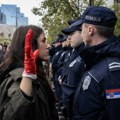 (FOTO) Zahtev za ostavkom i „krvave ruke“: Protest u Beogradu u slikama