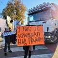 Protest sa maskama ispred hotela Jugoslavija: Jedan od demonstranata legao pred kamion