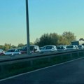 Udes na auto-putu kod Bubanj Potoka: Vozila mile ovom deonicom - stvorila se kilometarska kolona