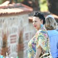 (Foto): Ona je jedina pevačica koja je došla na pomen Marini Tucaković: Slomljena stigla sa ogromnim buketom cveća