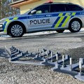 Češki policajci u opasnim poterama koriste šiljaste trake
