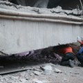 Spasioci i dalje traže učenike ispod ruševina; "Možda još uvek ima nade"