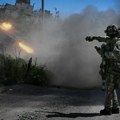 Пакао иза линија фронта: Руси пустоше град, а овај херој спашава рањену жену ВИДЕО