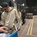 Fudbaleri Srbije stigli u London, Vlahović, Petrović i Kostić davali autograme