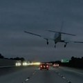 VIDEO: Avion sleteo na automobil na auto-putu u SAD