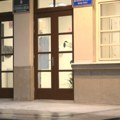 Radnici tokom noći skidali slojeve fasade Gimnazije u Prokuplju pa otkačili oluk: Zaposleni koriste ulaz uprkos zabrani VIDEO