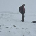 Трка за живот на Сувој планини: Позлило планинару старом 62 године, два сата га спуштали носилима