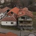 Pevač zaradio 100.000€, a kuća mu nema fasadu! Dvorište prava ruina, svuda pobacane stare stvari, meštani nemaju lepe reči o…