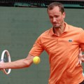 Šok na Rolan Garosu: Danil Medvedev izbačen! Rus u neverici, nije znao šta ga je snašlo!