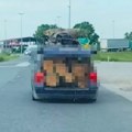 Овај снимак је изазвао расправу међу Балканцима: Једни критикују возача "пасата", а за друге је генијалац