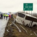 Autobus sleteo sa auto-puta kod Bačke Topole, povređeno 12 osoba