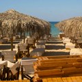 Filmska priča sa Jadrana: Ukradeno 350 luksuznih ležaljki u Italiji, turistkinja ih pronašla na plaži u Albaniji