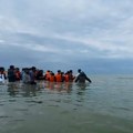 Мигранти покушали илегално да уђу у Велику Британију: Чак 230 људи прешло Ламанш у једном малом чамцу