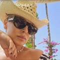 "Kaže mi ćerka da mi je zbrčkan stomak" Naša pevačica (47) objavila fotografiju u kupaćem bez trunke kompleksa, žene joj…