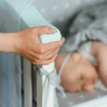 Kako utopliti bebu kada temperature padnu: Saveti za bezbedan san