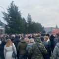 Gužva u Kosovskoj Mitrovici: Građani potpisuju peticiju za smenu gradonačelnika, došli i predstavnici SL