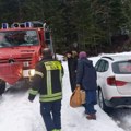 Drama srpske porodice na beranama Trudnica i deca ostali zavejani u snegu (foto)