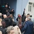 Građani probili ogradu na protestu ispred Centra za socijalni rad u Novom Sadu