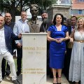 Vidovdanske svečanosti: Postavljena bista Nikoli Tesli ispred opštine u Gračanici